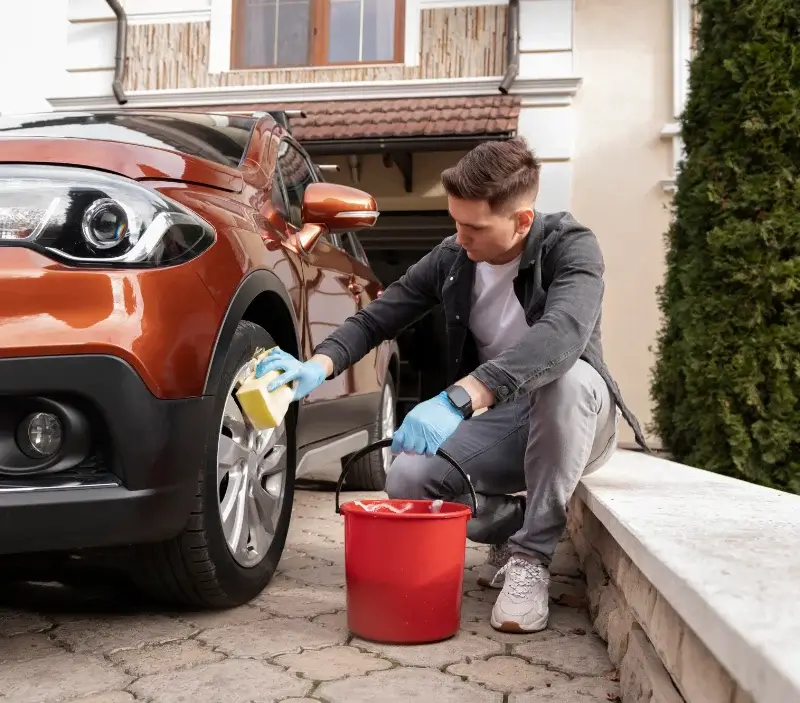 Lavage auto à domicile Plougonver : professionnel intervenant sur un véhicule
